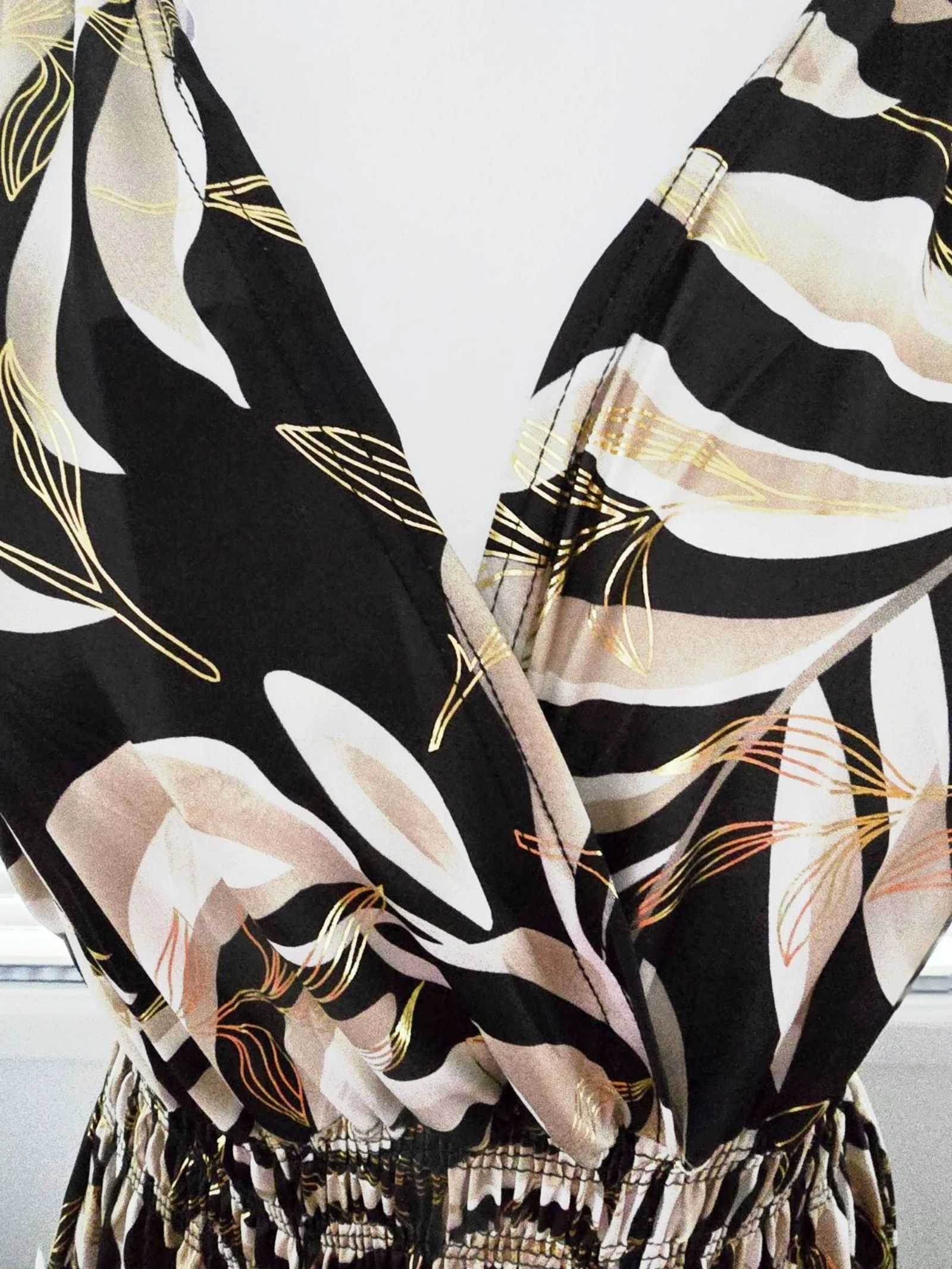 Robe magique noir beige blanc dorée  – photo 5